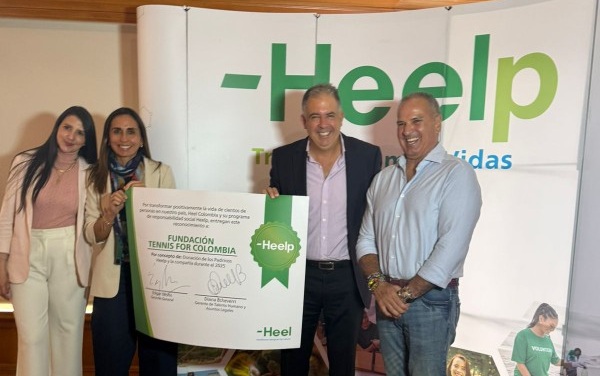 Empresa aliada recibiendo su certificado de donación de Tennis For Colombia