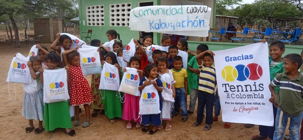 Niños de la comunidad Wayúu recibiendo kits escolares de Tennis For Colombia