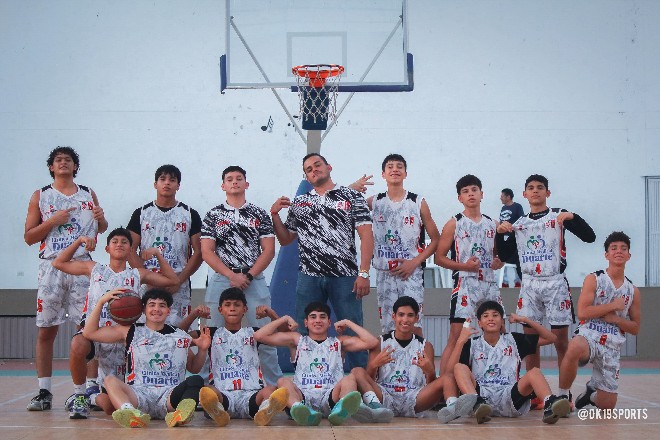 Equipo de baloncesto de jóvenes apoyados por Tennis For Colombia