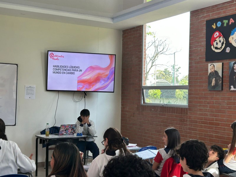 Tutoría académica virtual con estudiantes de la fundación