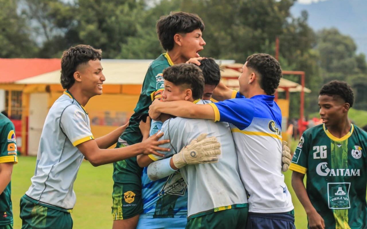 Jóvenes deportistas celebrando en equipo tras una victoria