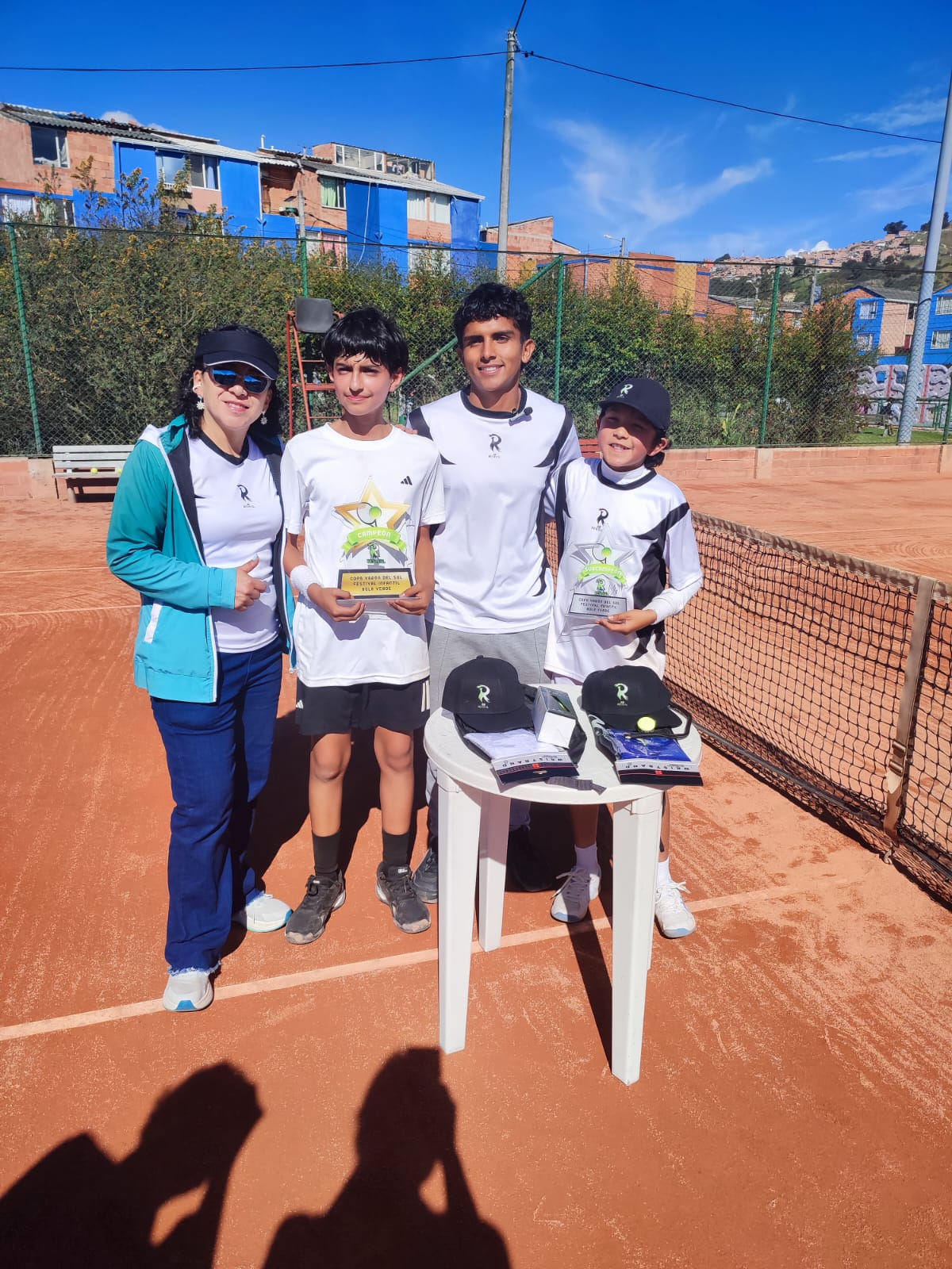 Jóvenes deportistas premiados en torneo de tenis
