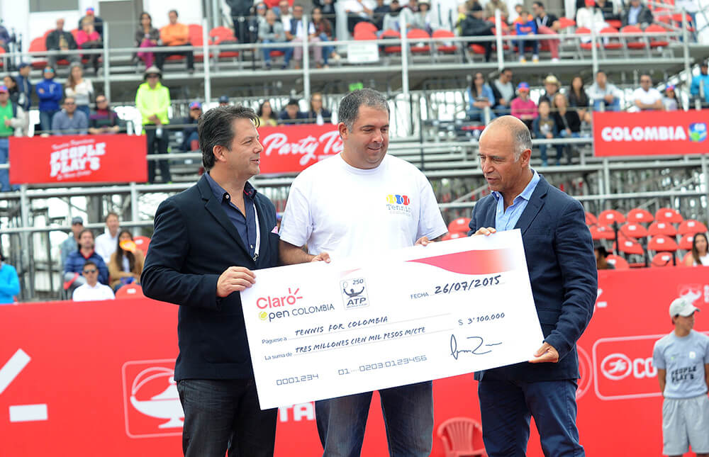 Tennis-for-colombia-fundacion-cheques